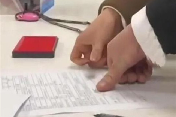 女子截下表白失敗帥哥的花如今領證 領證要準備什么材料 女子截下表白失敗帥哥的花如今領證 領證要準備什么材料