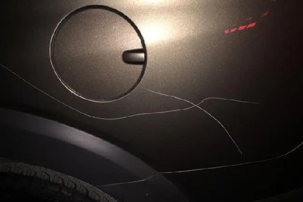 40歲男子報復(fù)10歲小孩連劃7車 劃車屬于什么違法行為