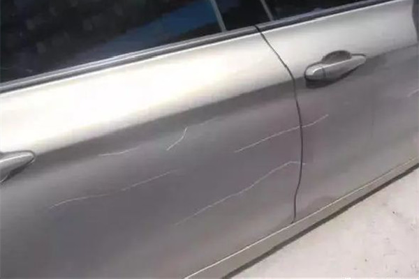 40歲男子報復(fù)10歲小孩連劃7車 劃車屬于什么違法行為