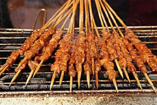 女子麗江60元買2串燒烤僅6只蟲 燒烤可以烤什么食材 女子麗江60元買2串燒烤僅6只蟲 燒烤可以烤什么食材