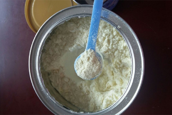 奶粉要用礦泉水還是什么水 奶粉要搖多久能搖勻 奶粉要用礦泉水還是什么水 奶粉要搖多久能搖勻