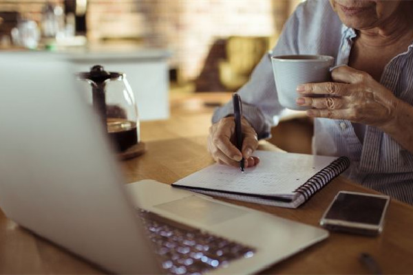 58歲清華畢業(yè)找不到超5000元的工作 老年人可以做什么工作 58歲清華畢業(yè)找不到超5000元的工作 老年人可以做什么工作