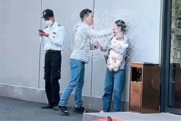 男子地鐵口揮拳重?fù)舯夼?家暴為什么會越來越嚴(yán)重