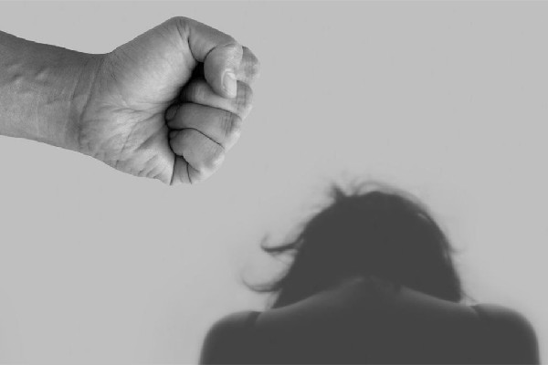 男子地鐵口揮拳重?fù)舯夼?家暴為什么會越來越嚴(yán)重