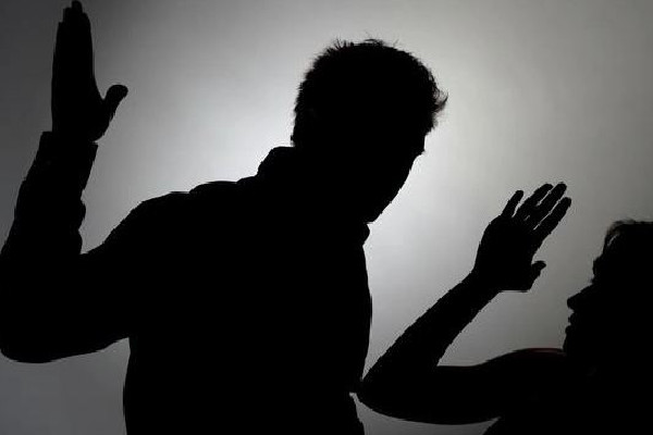 男子地鐵口揮拳重?fù)舯夼?家暴為什么會越來越嚴(yán)重