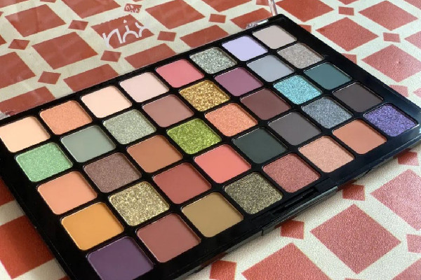 眼影是用手畫(huà)好還是用刷子畫(huà)好 眼影用手怎么涂 眼影是用手畫(huà)好還是用刷子畫(huà)好 眼影用手怎么涂