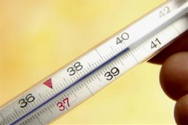 男子高燒近41度體溫計(jì)貼臉狂飆 高燒40度怎么物理降溫 男子高燒近41度體溫計(jì)貼臉狂飆 高燒40度怎么物理降溫