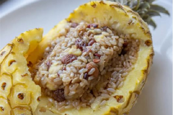 菠蘿飯?jiān)趺醋龊贸杂趾?jiǎn)單 菠蘿飯的營(yíng)養(yǎng)價(jià)值