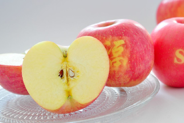 女子稱水果店買到雙皮蘋果 蘋果的營養(yǎng)價(jià)值和功效 女子稱水果店買到雙皮蘋果 蘋果的營養(yǎng)價(jià)值和功效