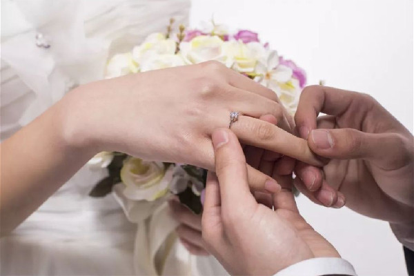 代表稱不要隨意給未婚女性扣帽子 女性結(jié)婚要注意的問題 代表稱不要隨意給未婚女性扣帽子 女性結(jié)婚要注意的問題