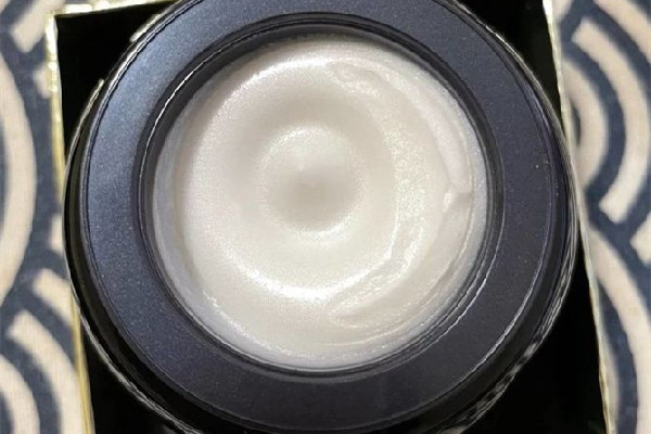 赫蓮娜黑繃帶面霜可以當(dāng)眼霜使用嗎 赫蓮娜黑繃帶面霜可以祛斑嗎 赫蓮娜黑繃帶面霜可以當(dāng)眼霜使用嗎 赫蓮娜黑繃帶面霜可以祛斑嗎