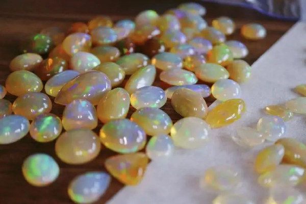 歐泊石什么顏色最貴 歐泊石有哪些顏色 歐泊石什么顏色最貴 歐泊石有哪些顏色