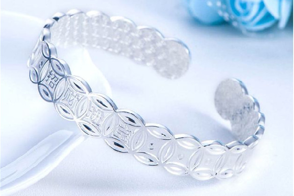 純銀手鏈怎么辨別真假 純銀手鏈和鐲子哪個(gè)好 純銀手鏈怎么辨別真假 純銀手鏈和鐲子哪個(gè)好