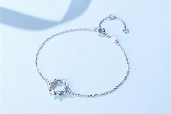 純銀手鏈變黑怎么清洗 純銀手鏈發(fā)黑是因?yàn)槭裁?></a>
      <p class=