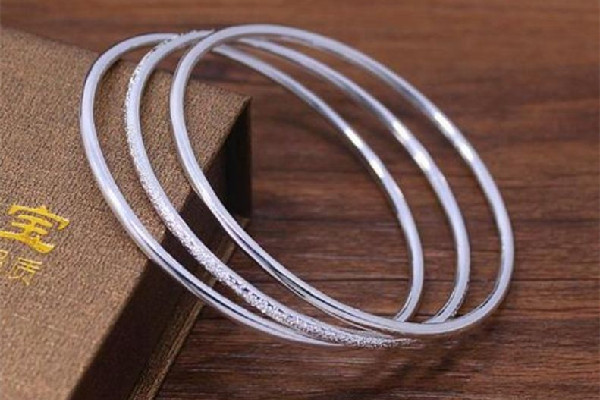 純銀手鏈怎么辨別真假 純銀手鏈和鐲子哪個(gè)好 純銀手鏈怎么辨別真假 純銀手鏈和鐲子哪個(gè)好