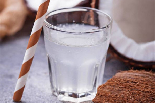 椰子水有什么營養(yǎng) 椰子水可以當水喝嗎 椰子水有什么營養(yǎng) 椰子水可以當水喝嗎