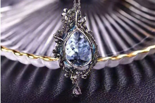 托帕石和海藍寶的區(qū)別 托帕石是水晶還是寶石