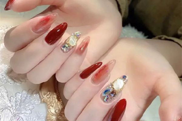 紅色美甲適合黃皮嗎 紅色美甲什么顏色顯手白 紅色美甲適合黃皮嗎 紅色美甲什么顏色顯手白