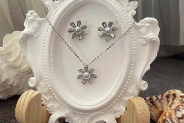 珍珠首飾可以戴著睡覺(jué)嗎 珍珠首飾可以碰水嗎 珍珠首飾可以戴著睡覺(jué)嗎 珍珠首飾可以碰水嗎