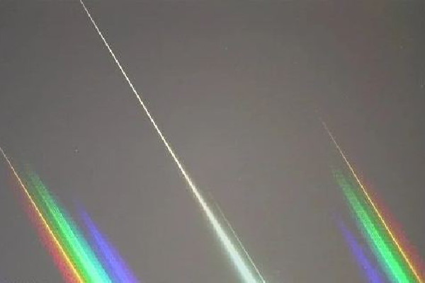 多地居民拍到巨大綠色火流星 流星是怎么劃過天空的 多地居民拍到巨大綠色火流星 流星是怎么劃過天空的