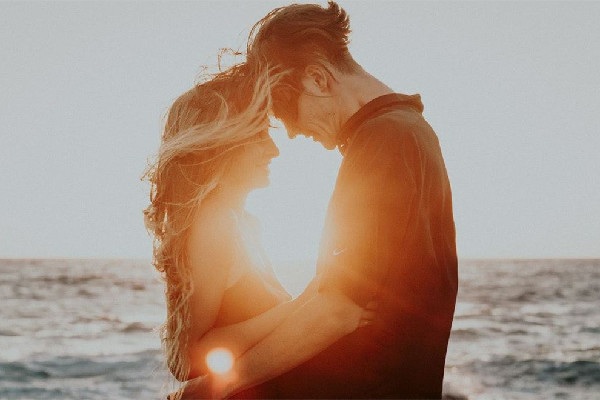 吃面崩潰女生:生氣因?qū)ο笥X得丟人 情侶吵架了怎么緩和關系