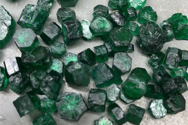 祖母綠是什么寶石 祖母綠是玉石的一種嗎 祖母綠是什么寶石 祖母綠是玉石的一種嗎