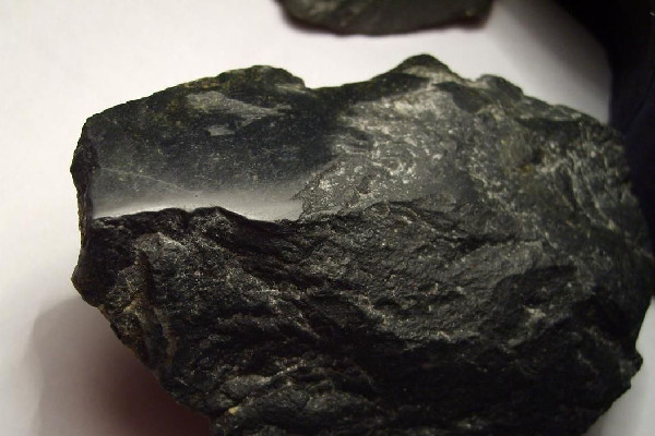 墨玉會透光嗎 墨玉戴久了會有變化嗎 墨玉會透光嗎 墨玉戴久了會有變化嗎