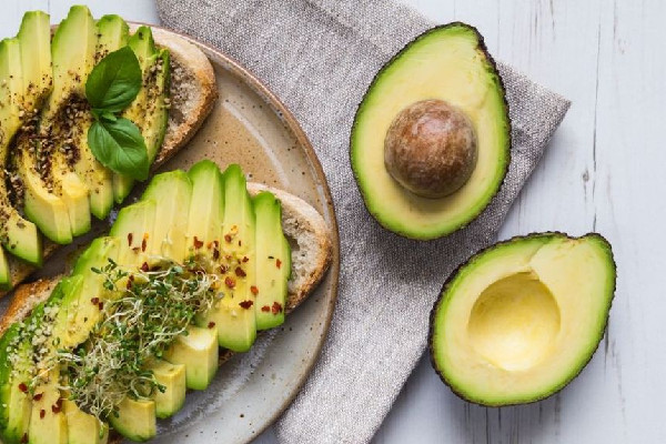 牛油果是綠色的好還是黑色的好 牛油果買回來是硬的怎么辦 牛油果是綠色的好還是黑色的好 牛油果買回來是硬的怎么辦