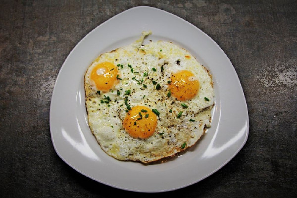 煎雞蛋黃沒熟透可以吃嗎 煎雞蛋煎到什么程度最好 煎雞蛋黃沒熟透可以吃嗎 煎雞蛋煎到什么程度最好