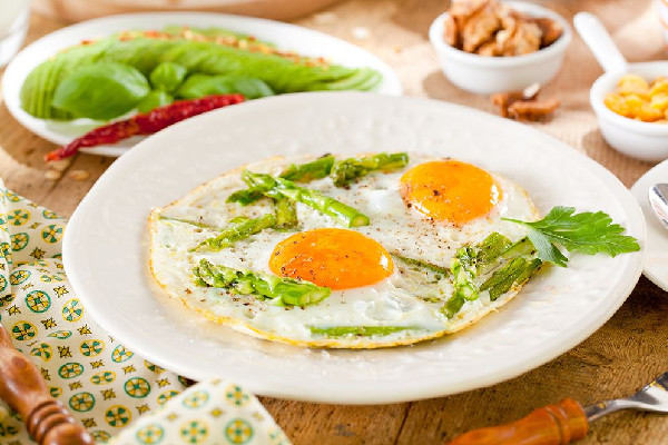 煎雞蛋黃沒熟透可以吃嗎 煎雞蛋煎到什么程度最好 煎雞蛋黃沒熟透可以吃嗎 煎雞蛋煎到什么程度最好