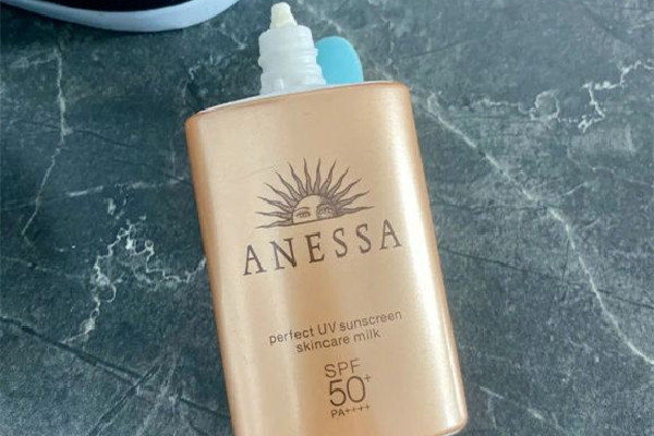 安耐曬有香味是正品嗎 安耐曬會有酒精味嗎