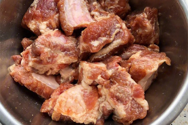 粉蒸排骨用什么排骨好 粉蒸排骨用焯水嗎 粉蒸排骨用什么排骨好 粉蒸排骨用焯水嗎